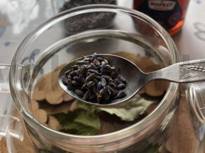 Arbata su levandomis ir medumi Žingsnis 1