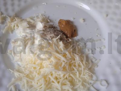 Pūgžlys, keptas ant svogūnų pagalvėlės su grietine, sūriu ir garstyčiomis Žingsnis 2