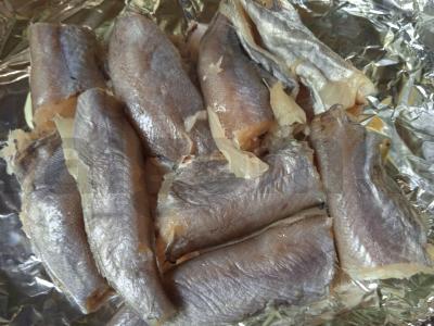 Pūgžlys, keptas ant svogūnų pagalvėlės su grietine, sūriu ir garstyčiomis Žingsnis 4