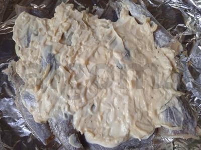 Pūgžlys, keptas ant svogūnų pagalvėlės su grietine, sūriu ir garstyčiomis Žingsnis 5