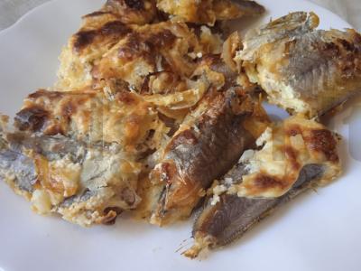 Pūgžlys, keptas ant svogūnų pagalvėlės su grietine, sūriu ir garstyčiomis Žingsnis 6