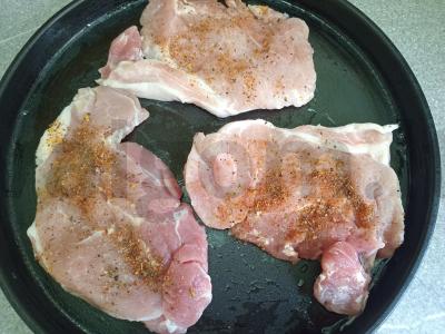 Keptas kiaulienos šnicelis su bulvėmis ir graikiniais riešutais Žingsnis 2