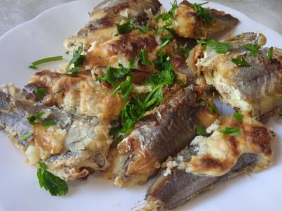 Pūgžlys, keptas ant svogūnų pagalvėlės su grietine, sūriu ir garstyčiomis pagrindine nuotrauka