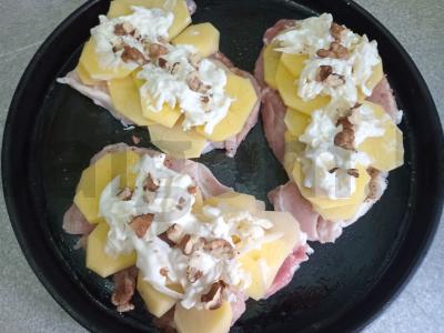 Keptas kiaulienos šnicelis su bulvėmis ir graikiniais riešutais Žingsnis 6