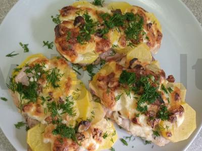 Keptas kiaulienos šnicelis su bulvėmis ir graikiniais riešutais pagrindine nuotrauka