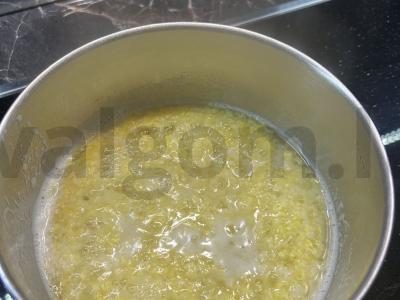 Be pieno kukurūzų košė su obuoliu Žingsnis 1