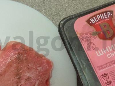 Kiaulienos šniceliai, kepti po sūriu su bulvėmis ir voveraitėmis Žingsnis 1