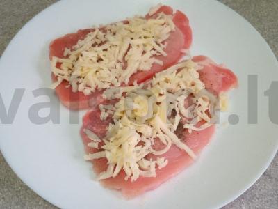 Kiaulienos šniceliai, kepti po sūriu su bulvėmis ir voveraitėmis Žingsnis 2