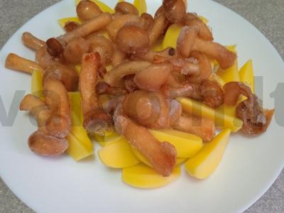 Kiaulienos šniceliai, kepti po sūriu su bulvėmis ir voveraitėmis Žingsnis 5