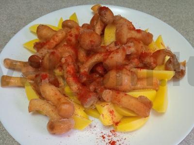 Kiaulienos šniceliai, kepti po sūriu su bulvėmis ir voveraitėmis Žingsnis 6