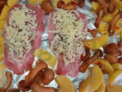 Kiaulienos šniceliai, kepti po sūriu su bulvėmis ir voveraitėmis Žingsnis 7