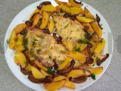 Kiaulienos šniceliai, kepti po sūriu su bulvėmis ir voveraitėmis pagrindine nuotrauka