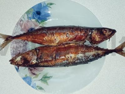 Rūkyta skumbrė ant kriaušių drožlių pagrindine nuotrauka