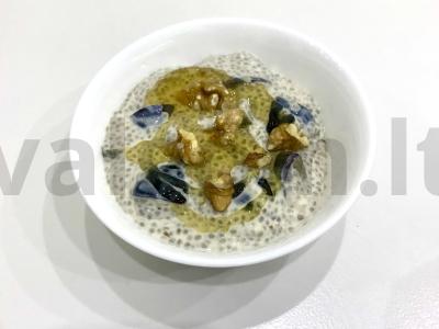 Naudingas pusryčių patiekalas su chia sėklomis pagrindine nuotrauka