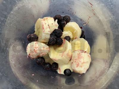 Mėlynių, bananų, pieno ir medaus kokteilis su muesli Žingsnis 1