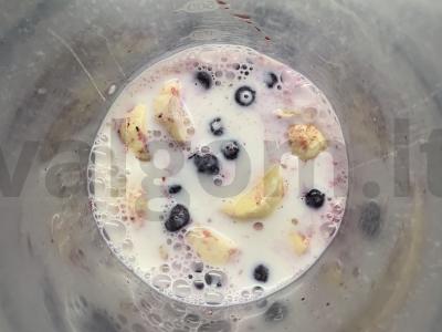 Mėlynių, bananų, pieno ir medaus kokteilis su muesli Žingsnis 2