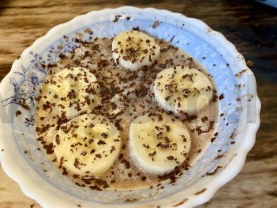 Bananų šokoladinė grikių košė pagrindine nuotrauka