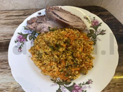 Bulguras su daržovėmis ir prieskoniais pagrindine nuotrauka