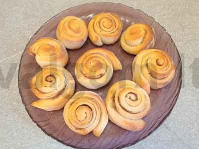 Kepiniai iš mielinės tešlos su malta cinamonu pagrindine nuotrauka