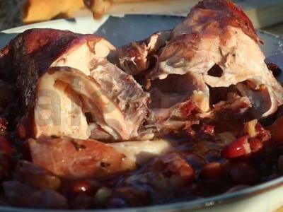 Kailinis triušis su pupelėmis afganų katile pagrindine nuotrauka