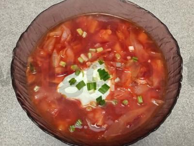 Borsčas ant kalakutienos sultinio su česnakais pagrindine nuotrauka