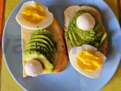 Tostai su kiaušiniu, mocarela ir avokadu pagrindine nuotrauka