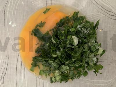 Vasaros omletas su žolelėmis Žingsnis 1