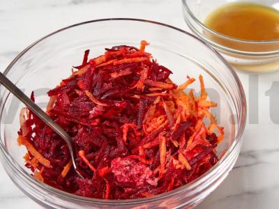 Šviežių morkų ir burokėlių salotos Žingsnis 4