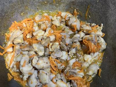 Troškinta bulvė su vištiena, morkomis ir prieskoniais Žingsnis 3