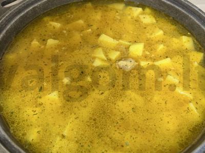 Troškinta bulvė su vištiena, morkomis ir prieskoniais pagrindine nuotrauka