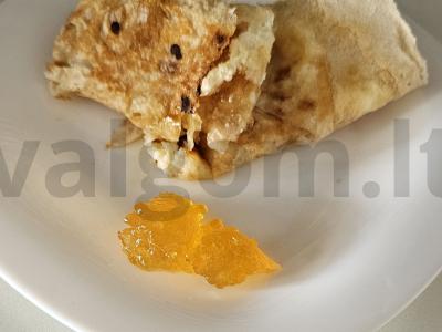 Tortilijos ritinys su varške ir persikų džemu pagrindine nuotrauka