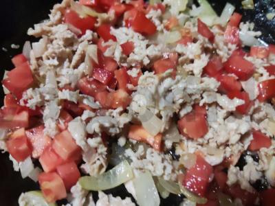 Vyniotinis su faršu, pomidoru, svogūnu ir sūriu Žingsnis 1