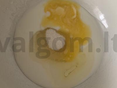 Kefyro keksiukai su abrikosų džemu Žingsnis 1