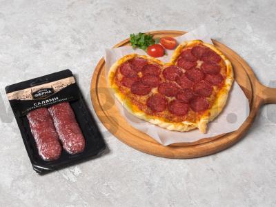 Širdies pica su saliami ir sūriu pagrindine nuotrauka