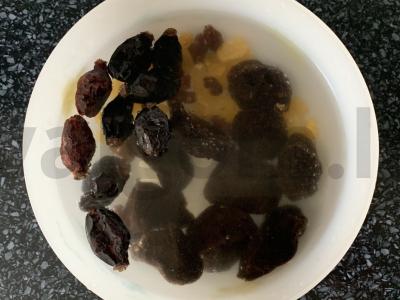 Džiovintų slyvų, erškėtuogių ir razinų kompotas. Žingsnis 1