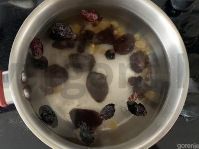 Džiovintų slyvų, erškėtuogių ir razinų kompotas. Žingsnis 2