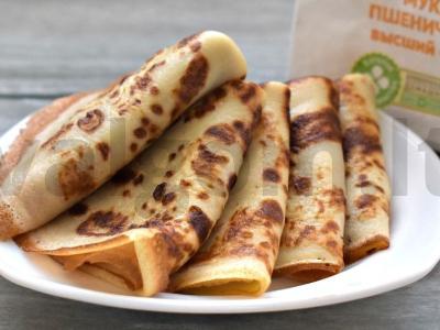 Švelnūs blynai su grietinėlėmis pagrindine nuotrauka