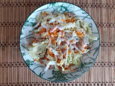 Daržovių ir sėlenų salotas pagrindine nuotrauka