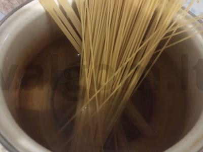 Spagečiai su raudonąja žuvimi pietums Žingsnis 1