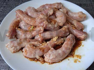 Kepti vištienos kaklai su sojų padažu, česnaku ir medumi Žingsnis 3