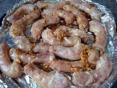 Kepti vištienos kaklai su sojų padažu, česnaku ir medumi Žingsnis 4