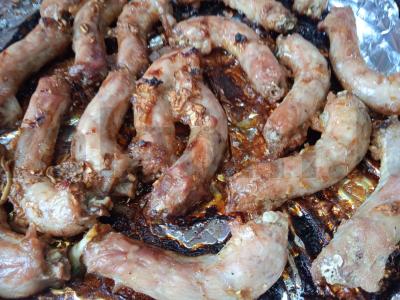 Kepti vištienos kaklai su sojų padažu, česnaku ir medumi Žingsnis 5