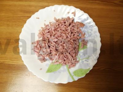 Pica su dešrelėmis ant mielinės tešlos Žingsnis 1