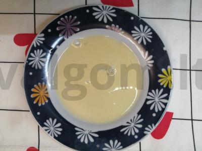 Pica su dešrelėmis ant mielinės tešlos Žingsnis 3