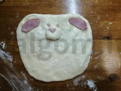 Pica su dešrelėmis ant mielinės tešlos Žingsnis 4