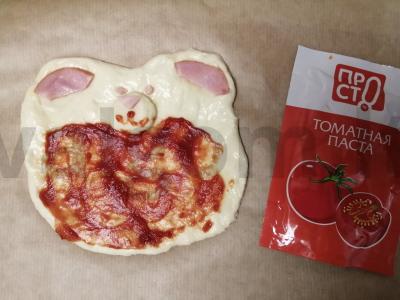 Pica su dešrelėmis ant mielinės tešlos Žingsnis 5