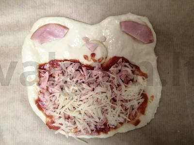 Pica su dešrelėmis ant mielinės tešlos Žingsnis 6