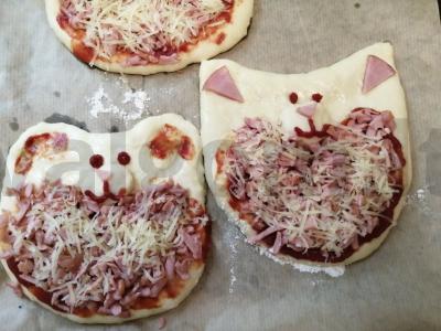 Pica su dešrelėmis ant mielinės tešlos Žingsnis 7