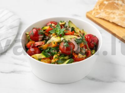 Daržovių salotos ant grotelių pagrindine nuotrauka