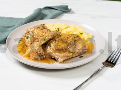 Vištiena su grietine keptuvėje pagrindine nuotrauka